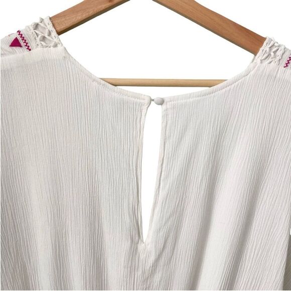 Jun & Ivy White Embroidered Floral V-Neck Short Sleeve Romper in Size Medium - Picture 9 of 16